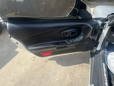 Used 2001 Chevrolet Corvette Convertible w/ Preferred Equipment Group2 image 10