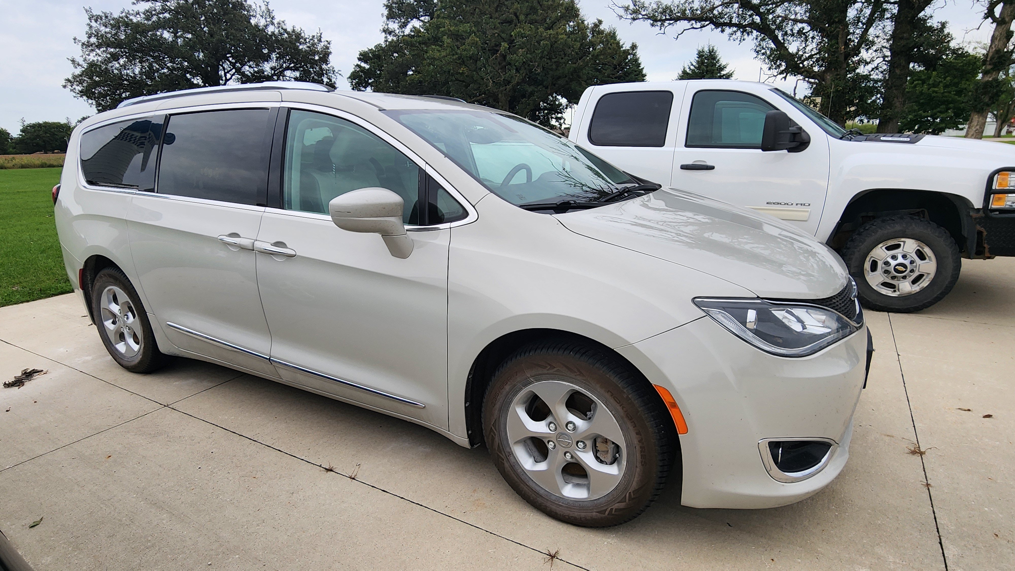 Used 2017 Chrysler Pacifica Touring-L Plus FWD image 3