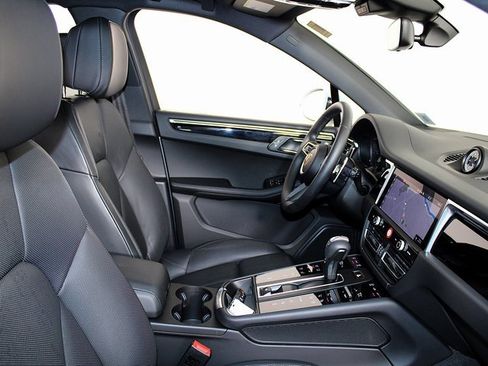 Used 2025 Porsche Macan image 26