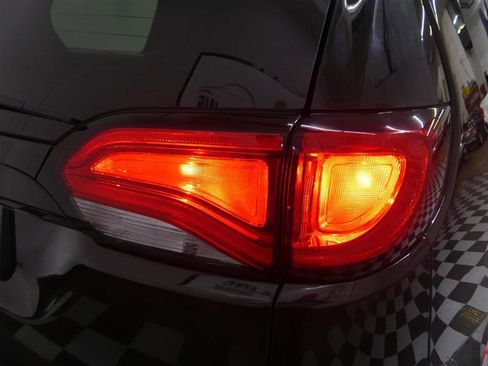 Used 2018 Chrysler Pacifica LX image 13