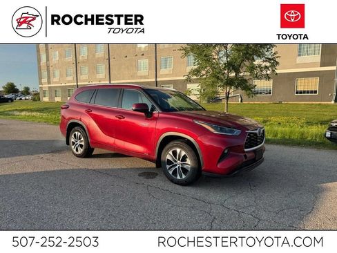 Used 2021 Toyota Highlander XLE AWD/4WD image 1