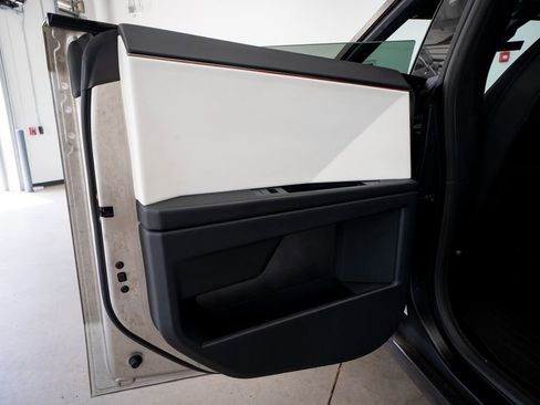 Used 2024 Tesla Cybertruck AWD Crew Cab image 31