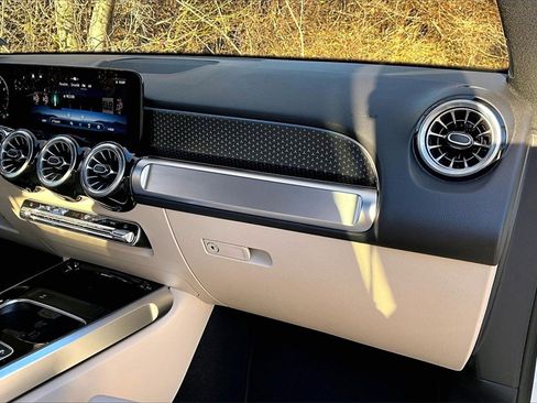 Used 2025 Mercedes-Benz GLB 250 4MATIC image 16