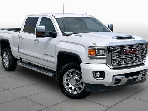 Used 2019 GMC Sierra 2500 Denali w/ Duramax Plus Package AWD/4WD image 3