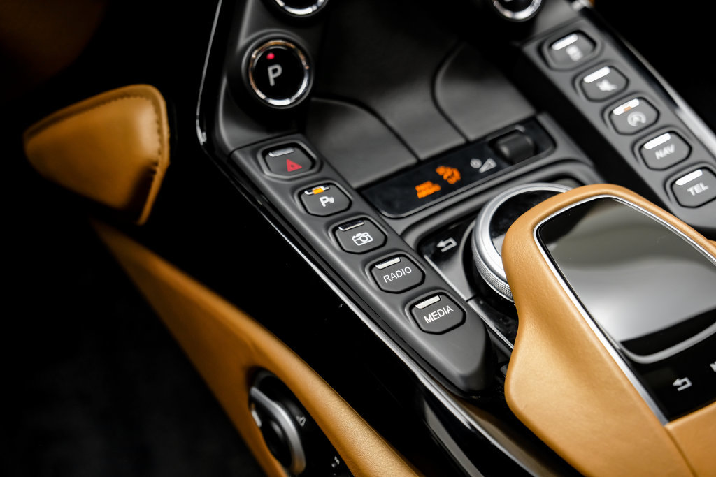 Used 2020 Aston Martin V8 Vantage Coupe RWD image 36