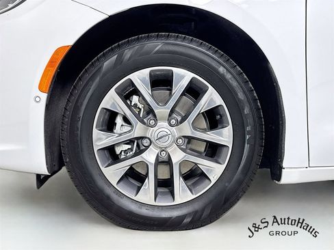 Used 2025 Chrysler Pacifica Pinnacle FWD image 40