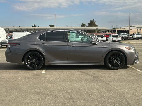 Used 2021 Toyota Camry XSE image 3