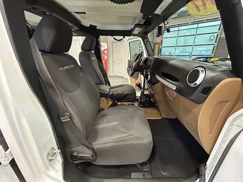 Used 2017 Jeep Wrangler Unlimited Rubicon w/ Connectivity Group AWD/4WD image 37
