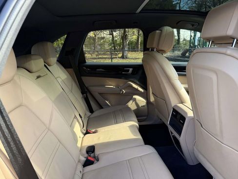 Used 2021 Porsche Cayenne image 16