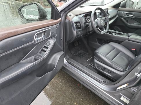 Used 2021 Nissan Rogue SV w/ Premium Package image 25