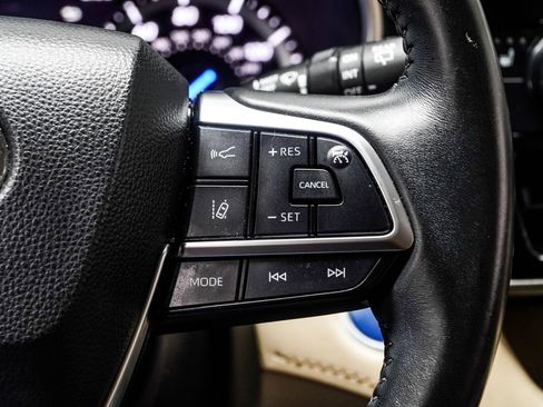Used 2021 Toyota Highlander XLE FWD image 30