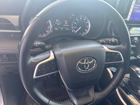 Used 2023 Toyota Highlander LE FWD image 8
