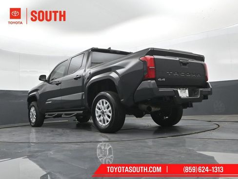 Used 2025 Toyota Tacoma SR5 AWD/4WD image 40
