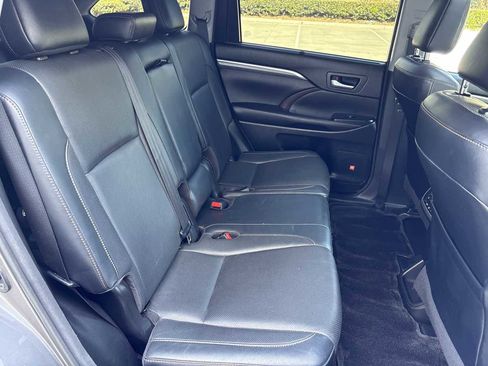 Used 2017 Toyota Highlander Limited w/ Carpet Mat Package AWD/4WD image 17