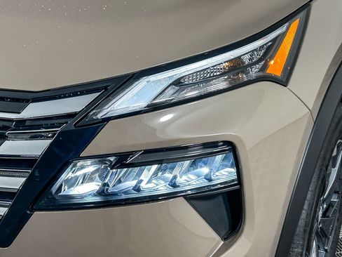 Certified 2025 Nissan Rogue SV image 4