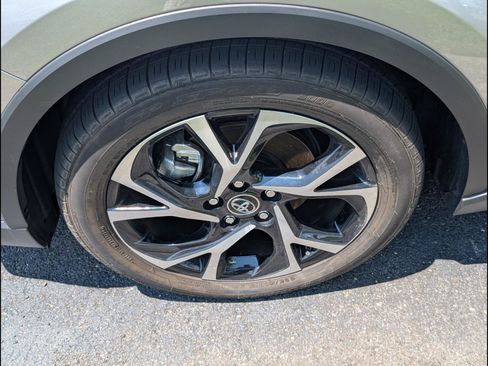 Used 2019 Toyota C-HR Limited FWD image 9