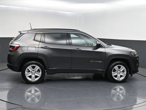 Used 2022 Jeep Compass Latitude AWD/4WD image 8
