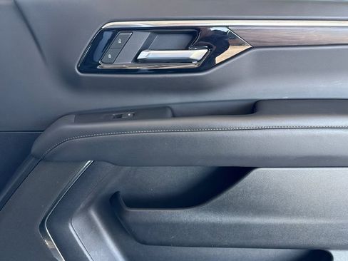 Used 2025 Chevrolet Suburban LT image 27