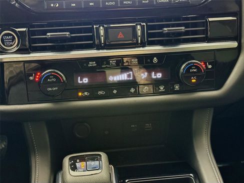 Used 2023 Nissan Pathfinder SL w/ SL Premium Package FWD image 12