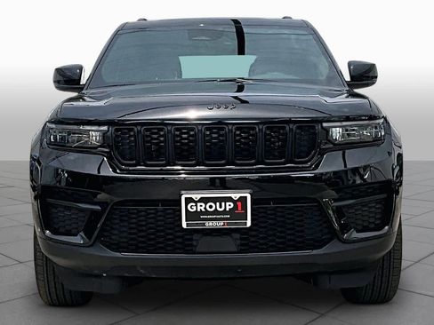 Used 2025 Jeep Grand Cherokee Altitude AWD/4WD image 4