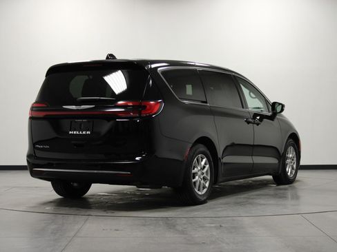 Used 2024 Chrysler Pacifica Touring-L image 4