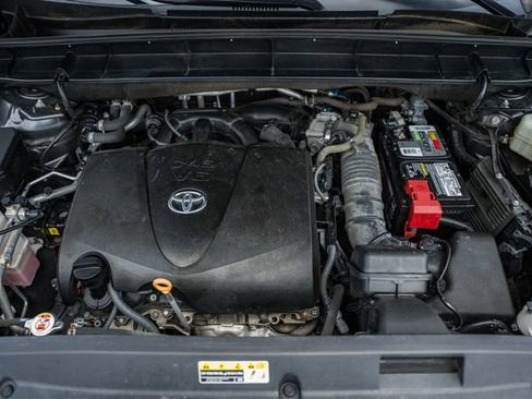 Used 2020 Toyota Highlander XLE AWD/4WD image 18
