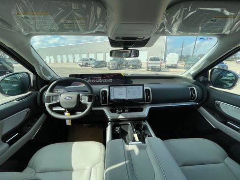 New 2026 Ford Expedition Active RWD image 4