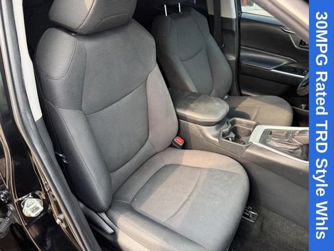 Used 2020 Toyota RAV4 LE FWD image 11