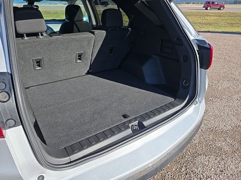 Used 2021 Chevrolet Equinox LT w/ Driver Convenience Package image 18