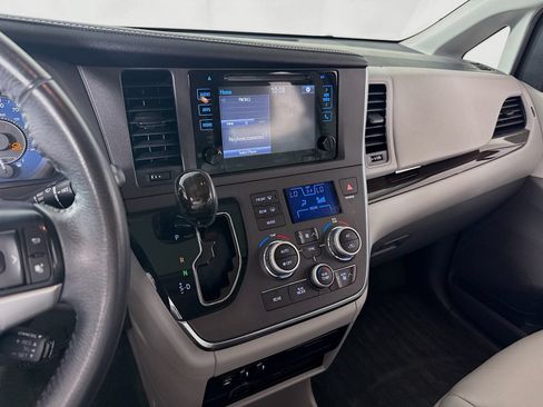 Used 2017 Toyota Sienna XLE Premium AWD/4WD image 16