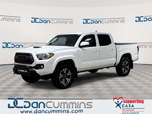 Used 2017 Toyota Tacoma TRD Sport image 1