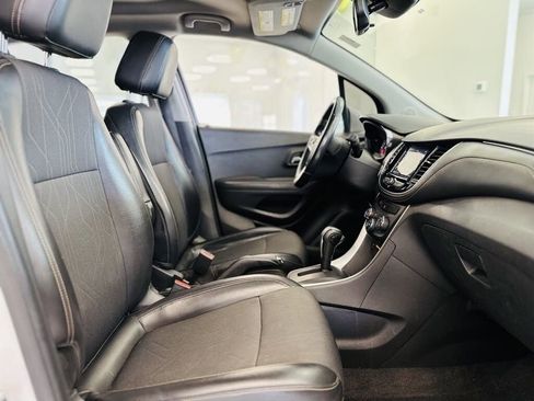 Used 2019 Chevrolet Trax LT w/ LT Convenience Package image 18