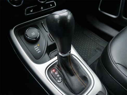 Used 2018 Jeep Compass Latitude w/ Cold Weather Group image 19