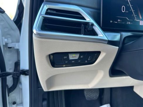 Used 2025 BMW 330i Sedan w/ Premium Package image 21