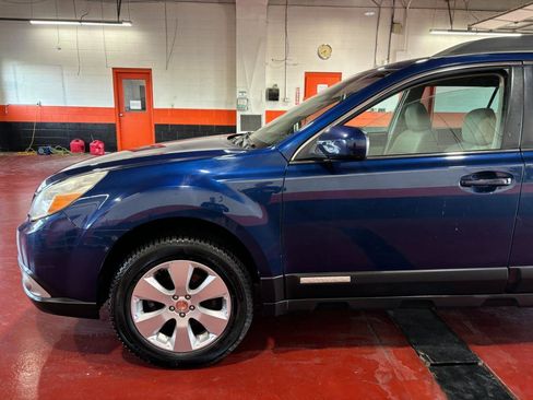 Used 2011 Subaru Outback 2.5i Premium image 11