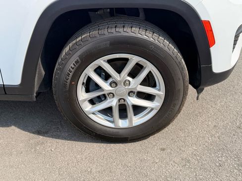 Used 2023 Jeep Grand Cherokee Laredo AWD/4WD image 33