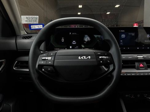 Used 2025 Kia K4 FWD image 32