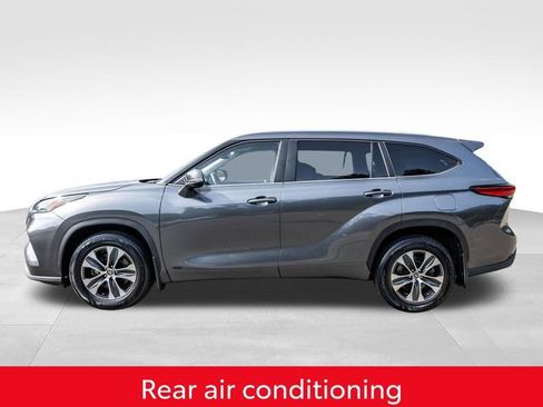 Used 2023 Toyota Highlander XLE AWD/4WD image 12