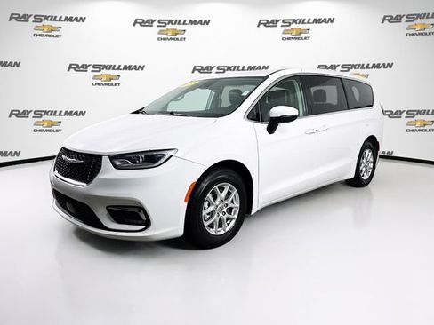 Used 2023 Chrysler Pacifica Touring-L FWD image 3