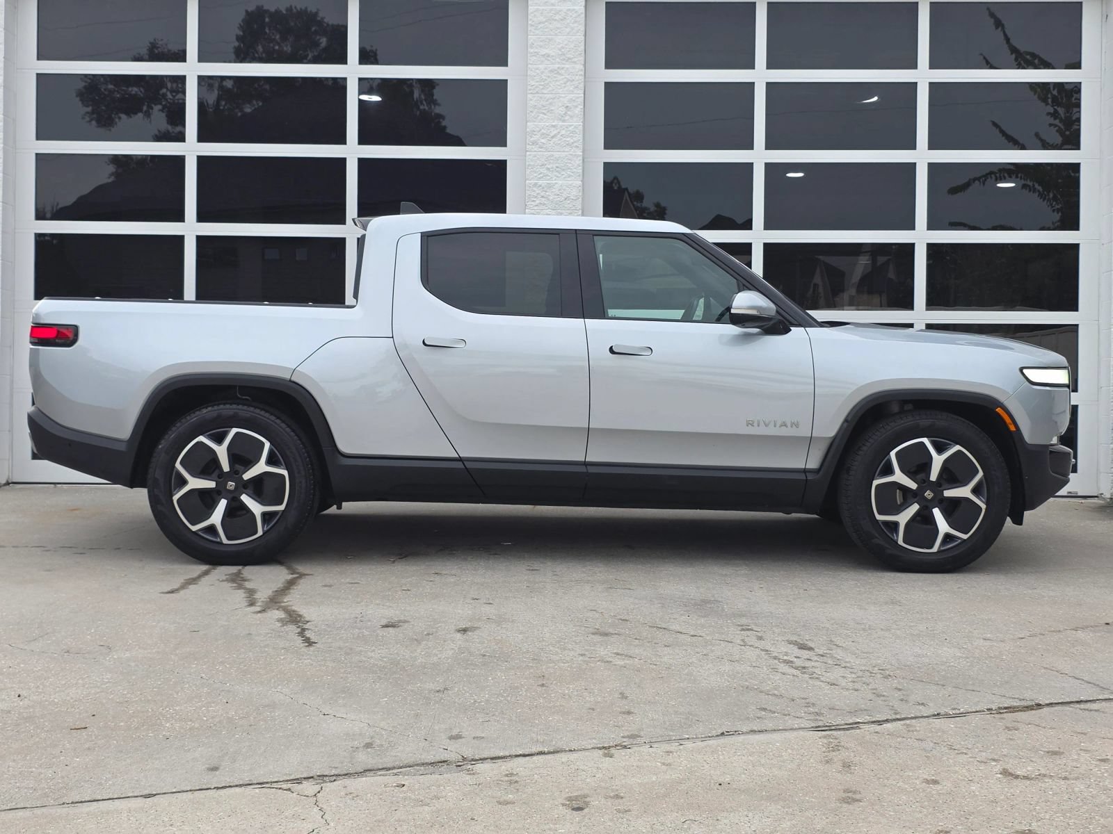 Used 2024 Rivian R1T Adventure Dual AWD/4WD image 3