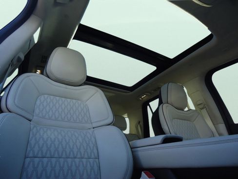 Used 2020 Lincoln Navigator Black Label w/ Cargo Convenience Package image 33