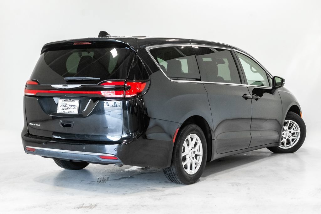 Used 2023 Chrysler Pacifica Touring-L FWD image 28