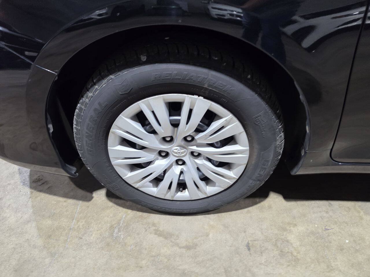 Used 2013 Toyota Camry FWD image 19