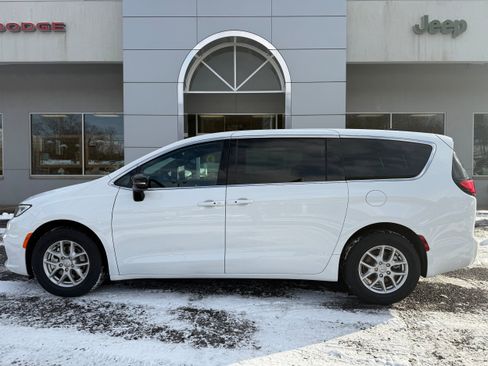 New 2026 Chrysler Pacifica Select image 2