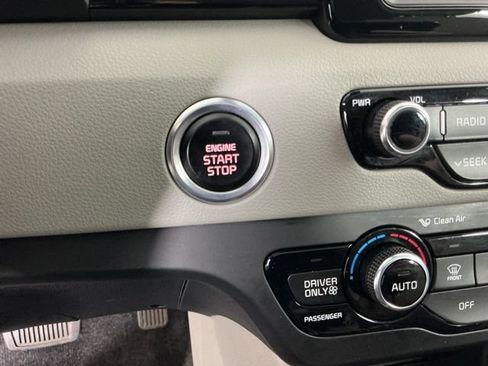 Used 2017 Kia Niro Touring w/ Advanced Technology Package FWD image 23
