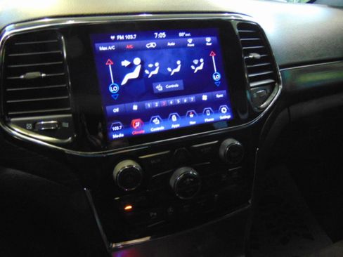 Used 2021 Jeep Grand Cherokee Laredo X RWD image 9