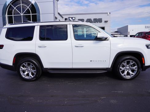 Used 2022 Jeep Wagoneer Series II AWD/4WD image 2
