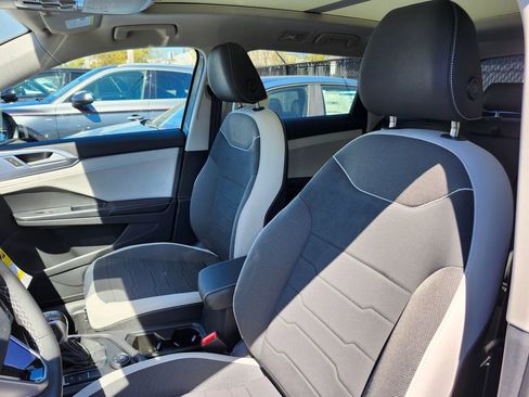 New 2026 Volkswagen Taos SE AWD/4WD image 9