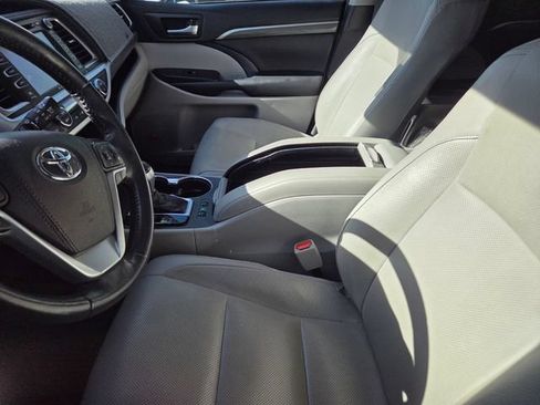 Used 2019 Toyota Highlander Limited AWD/4WD image 4