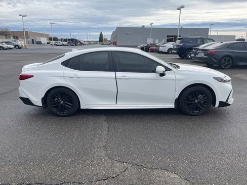 Used 2025 Toyota Camry SE image 4